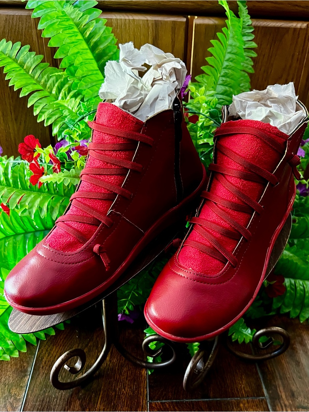 NWT WOMENS SIZE 7 RED LACE-UP CASUAL BOOTS
